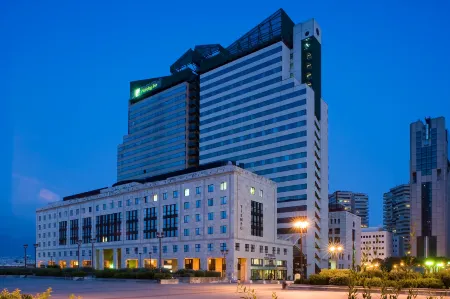 Holiday Inn Naples Отели рядом с достопримечательностью «Via Caracciolo e Lungomare di Napoli»