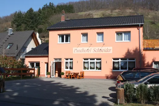 Landhotel Schneider Hotels in der Nähe von Rettbergsaue Schierstein