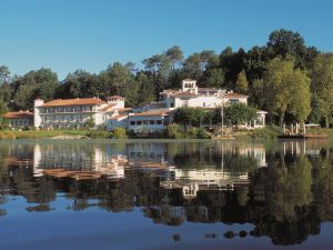 Brindos, Lac & Château