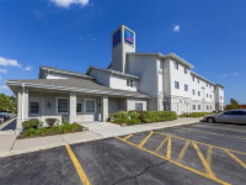 Studio 6 Toronto - Mississauga with Kitchenettes Hotels near Kariya Park
