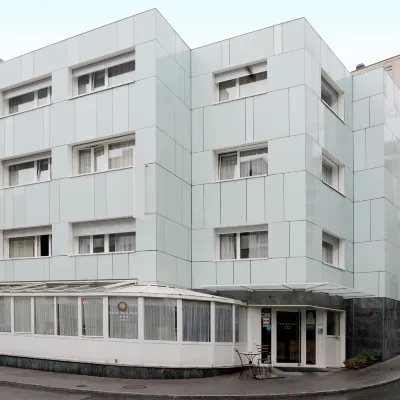 Bon Port Hotels near Queen Studio Experience