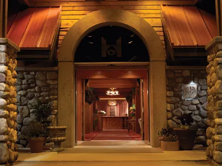 Post Hotel & Spa Отели в г. Improvement District No. 9