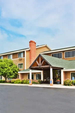 AmericInn by Wyndham Kearney Отели рядом с достопримечательностью «Парк Харви»