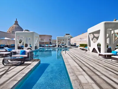 V Hotel Dubai, Curio Collection by Hilton Hotellit kohteessa Al Wasl