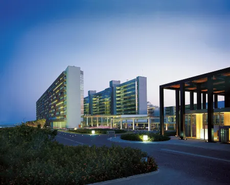 Nirvana Cosmopolitan Hotel - Convention & Sports Center Отели рядом с достопримечательностью «Lara Beach»