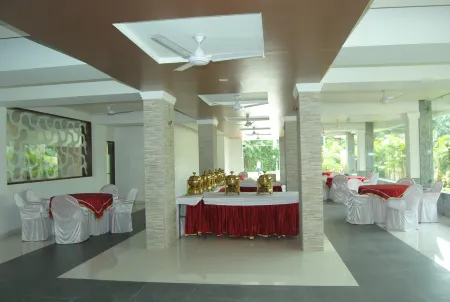 Hotel City Heart Shirdi Отели рядом с достопримечательностью «Shree Saibaba Sansthan Trust, Shirdi»