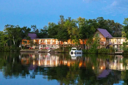 Curriers Lakeview Lodge Hotels in Cedar Lake