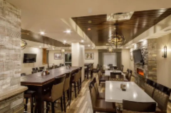 雷夫爾斯託克華美達酒店