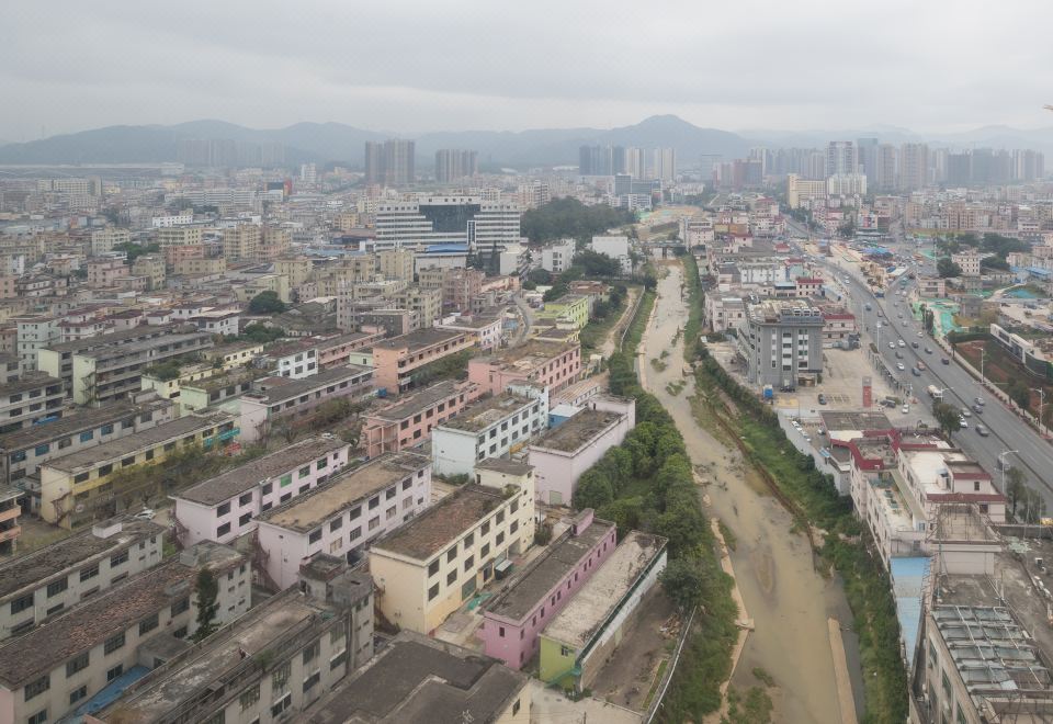 비엔나 호텔 선전핑산고속철도역 외관