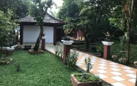 Losmen Kebun Indah Các khách sạn ở Jatiasih