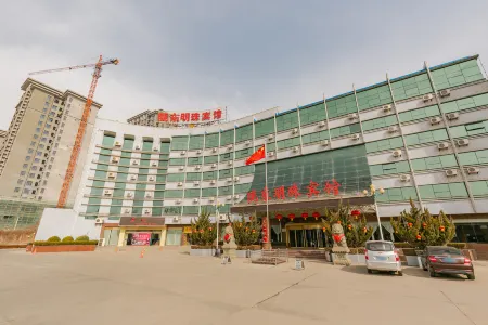 Pingliang Longdong Pearl Hotel (Gansu Medical College TiYu Park) Отели рядом с достопримечательностью «Liuhu Park»