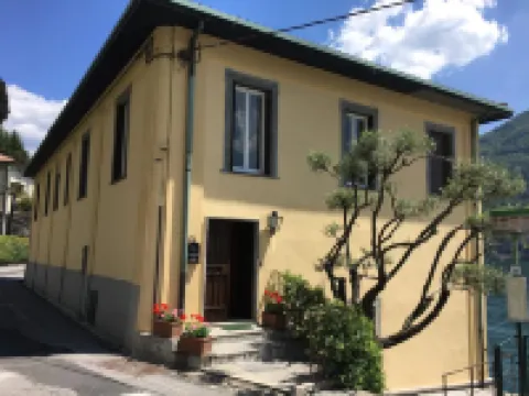 Darsena di Riva Grande Hotels in Moltrasio