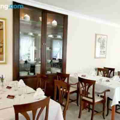 Hotel Maroon Dining/Meeting Rooms
