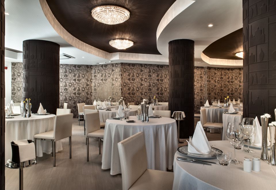 그랜드 호텔 리조트 마&마의 평화로운 수영장 전경