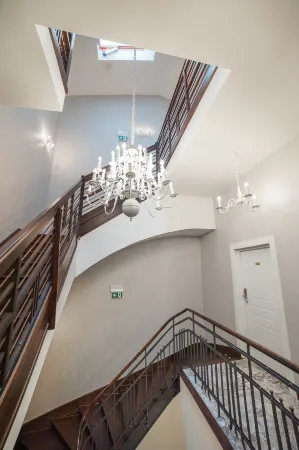 Vinfort Aparthotel Отели рядом с достопримечательностью «Adam Mickiewicz statue»