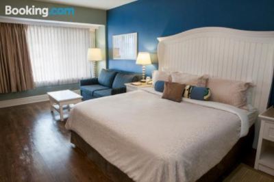 King Room with Sofa Bed and Village View - Disability Access Watkins Glen Harbor Hotel Photo