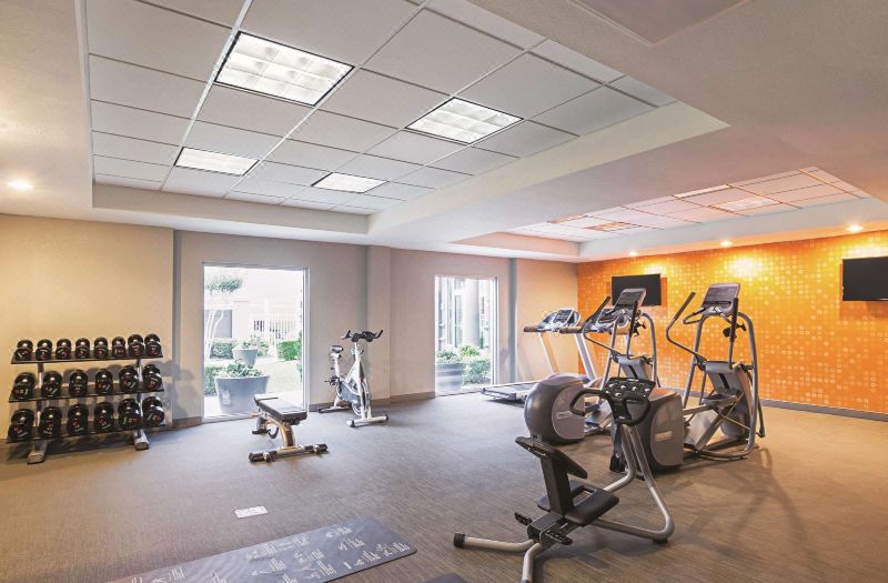 La Quinta Inn & Suites by Wyndham Fort Worth City View photo 2