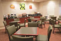 La Quinta Inn & Suites by Wyndham Stamford / New York City - breakfast