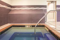 La Quinta Inn & Suites by Wyndham Duluth - Bathtub