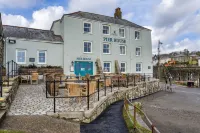 Pier House Hotels in Par