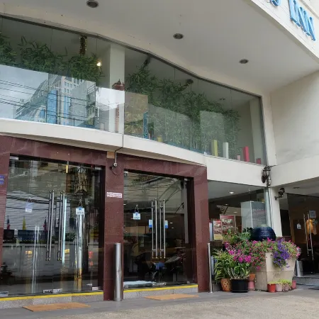 Grand Business Inn Отели рядом с достопримечательностью «Школа Матер Деи»