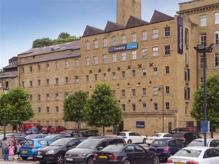 Travelodge Hotel - Halifax Отели в г. Сауэрби Бридж