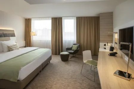 Holiday Inn Frankfurt Airport Отели рядом с достопримечательностью «Taunusturm»