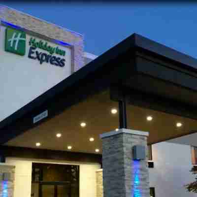 Holiday Inn Express & Suites White Hall Hotel Exterior