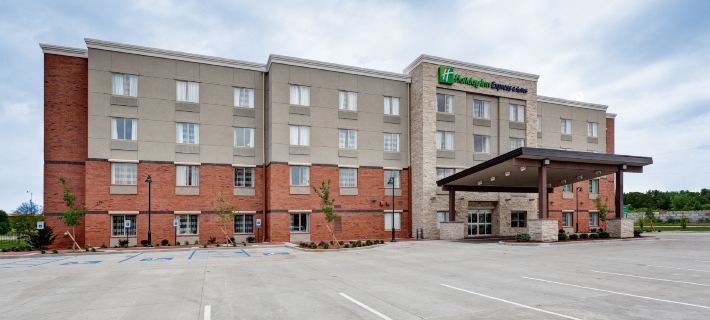 Holiday Inn Express & Suites MANHATTAN by IHG Hotels in Riley County