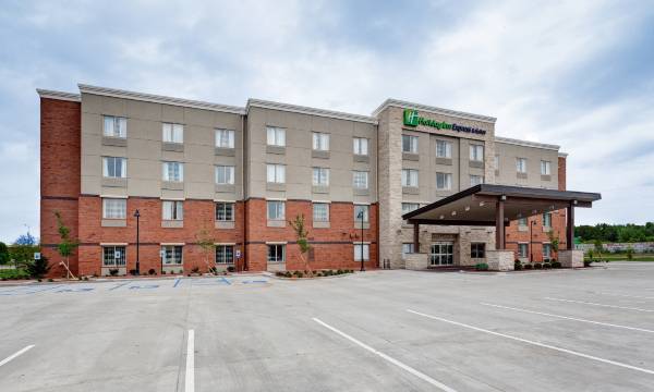 Holiday Inn Express & Suites Manhattan by IHG
