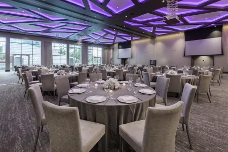 Paradox Vancouver Отели рядом с достопримечательностью «Maple Tree Square»