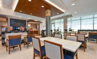 Holiday Inn Express & Suites Charlotte - Ballantyne