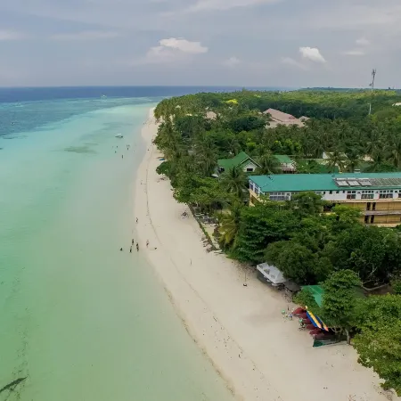 Dumaluan Beach - Marilou Resort Отели рядом с достопримечательностью «Пляж Думалуан»