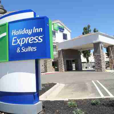 Holiday Inn Express & Suites Brentwood Hotel Exterior