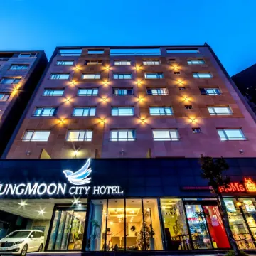 Jungmoon City Hotel & J-Hill Hotel Отели рядом с достопримечательностью «Тематический парк Chocolate Land»