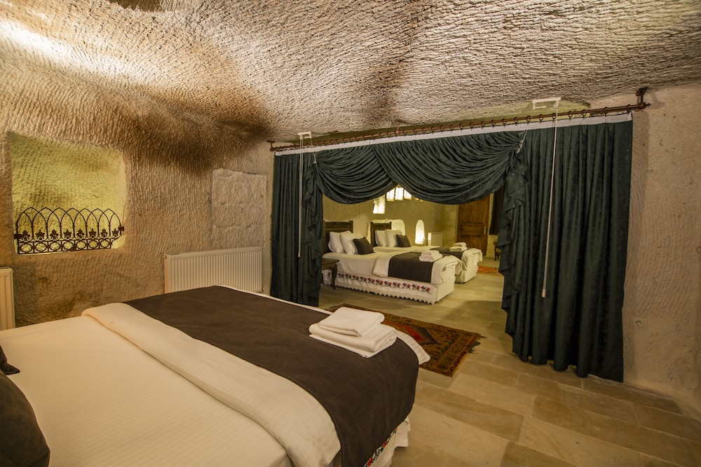 Saddle Cave Hotel