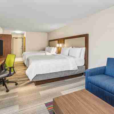 Holiday Inn Express & Suites Tacoma Rooms