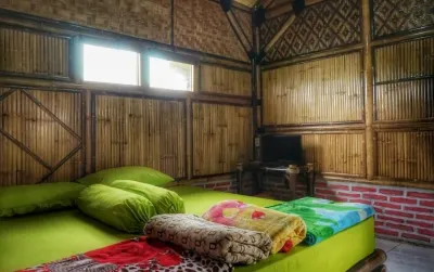Rumah Kebun Lulu Villa Hotels in Wonosalam