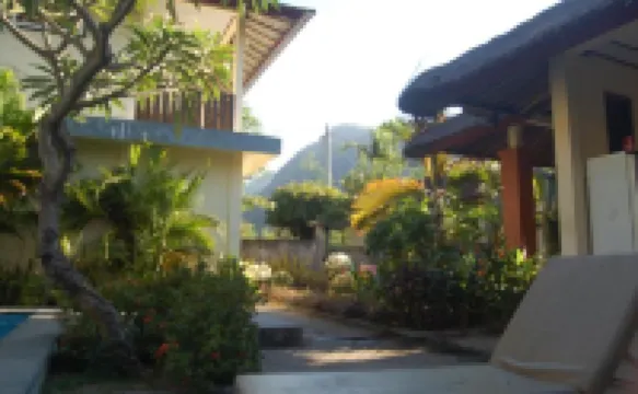 Star East Guest House Amed Pura Penataran Pucak Gunung Kembar-Kenusut附近的飯店