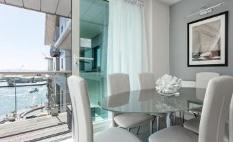 Jibe Ho - Beautiful Spacious Apartment with Harbour Views