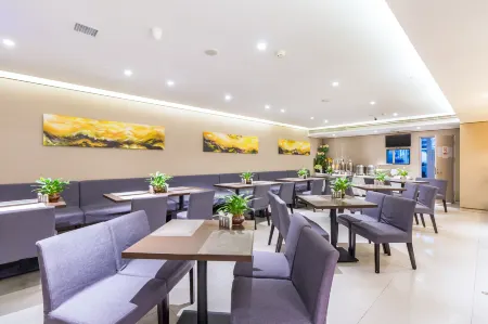 Homeinn Plus Hotel (Beijing Chaoyangmen Subway Station) Отели рядом с достопримечательностью «Beijing Fujunwang Palace»