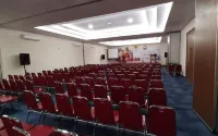 Front One Hotel Tulungagung Hotels in Pagerwojo