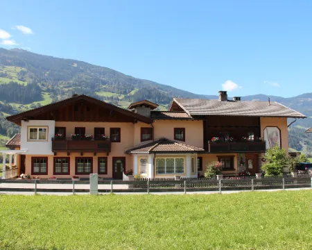 Christoph Hotels in Stumm