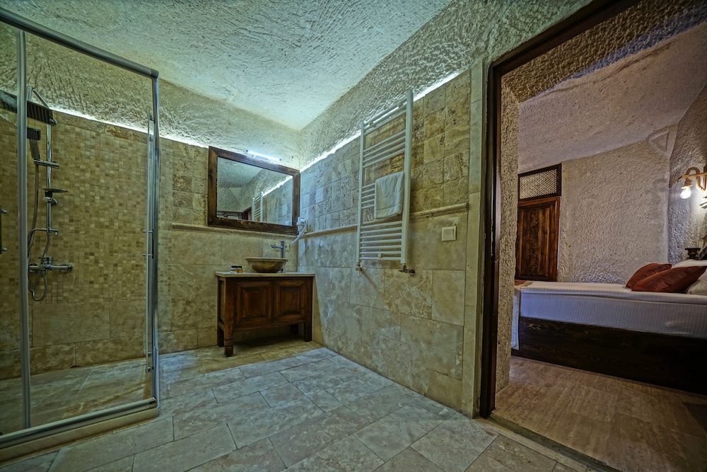 Castle Cave Hotel