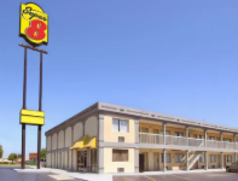 Super 8 by Wyndham Greensboro Hotel berhampiran Di Tempat Lain