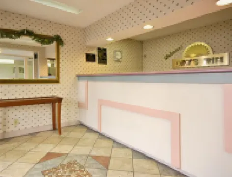 Days Inn & Suites by Wyndham Dayton North Hotels in Butler Township