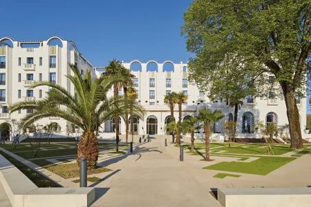 Hotel & Spa Vacances Bleues le Splendid Отели в г. Дакс