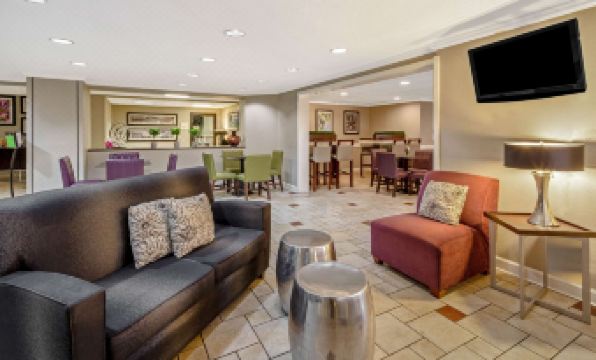 La Quinta Inn & Suites by Wyndham Miami Airport East