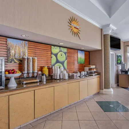 La Quinta Inn & Suites by Wyndham Miami Airport West