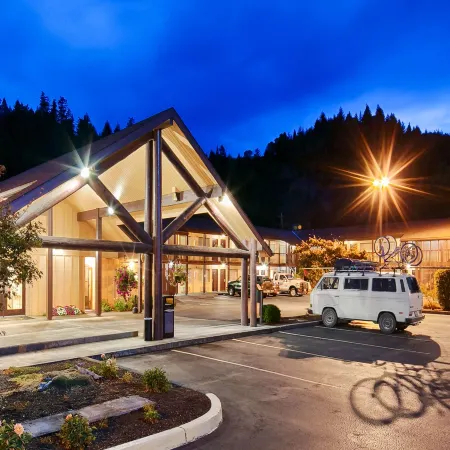 Oakridge Inn & Suites